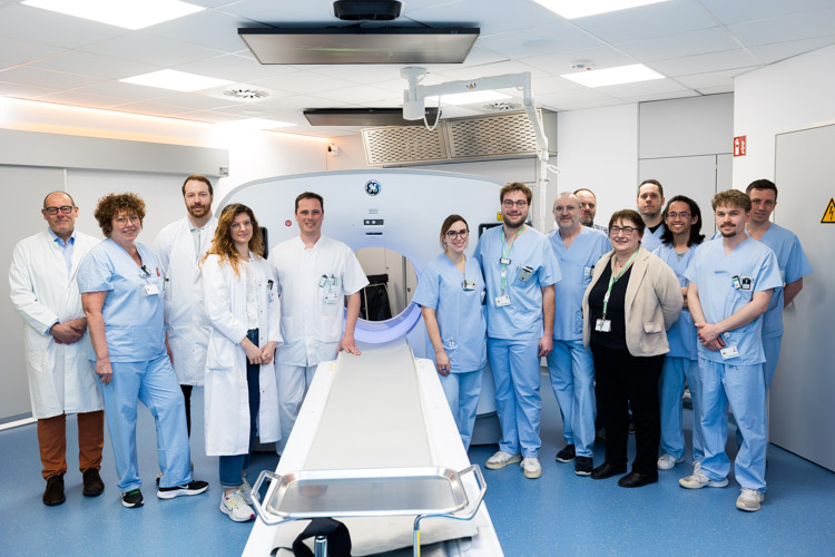 Photo de l'équipe devant le Pet-Scan